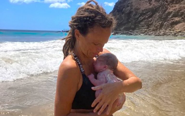 Josy Peukert dopo il parto in spiaggia