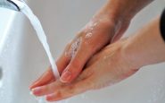 L'esposizione prolungata all'acqua fa raggrinzire la pelle della mani