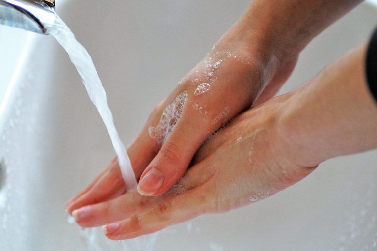 L'esposizione prolungata all'acqua fa raggrinzire la pelle della mani