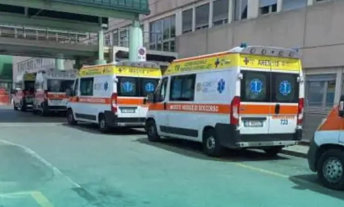 Fila di ambulanza in uno spot di primo soccorso a Roma