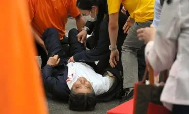 Shinzo Abe a terra dopo l'attentato
