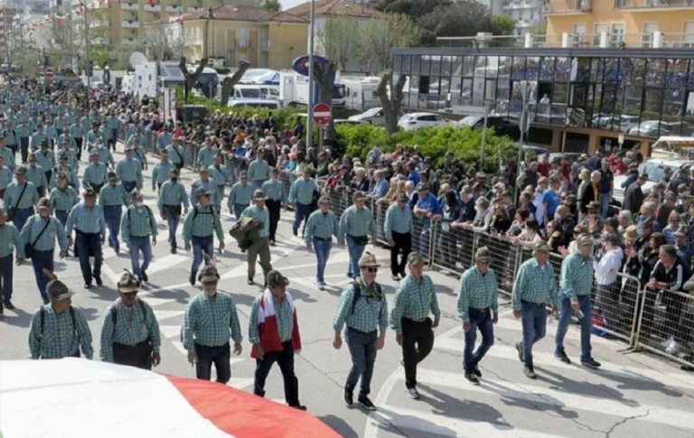 Un'immagine dell'adunata degli Alpini a Rimini