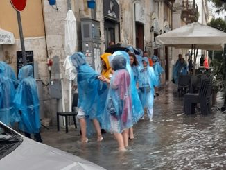I turisti noncuranti (o quasi) del diluvio su Bari