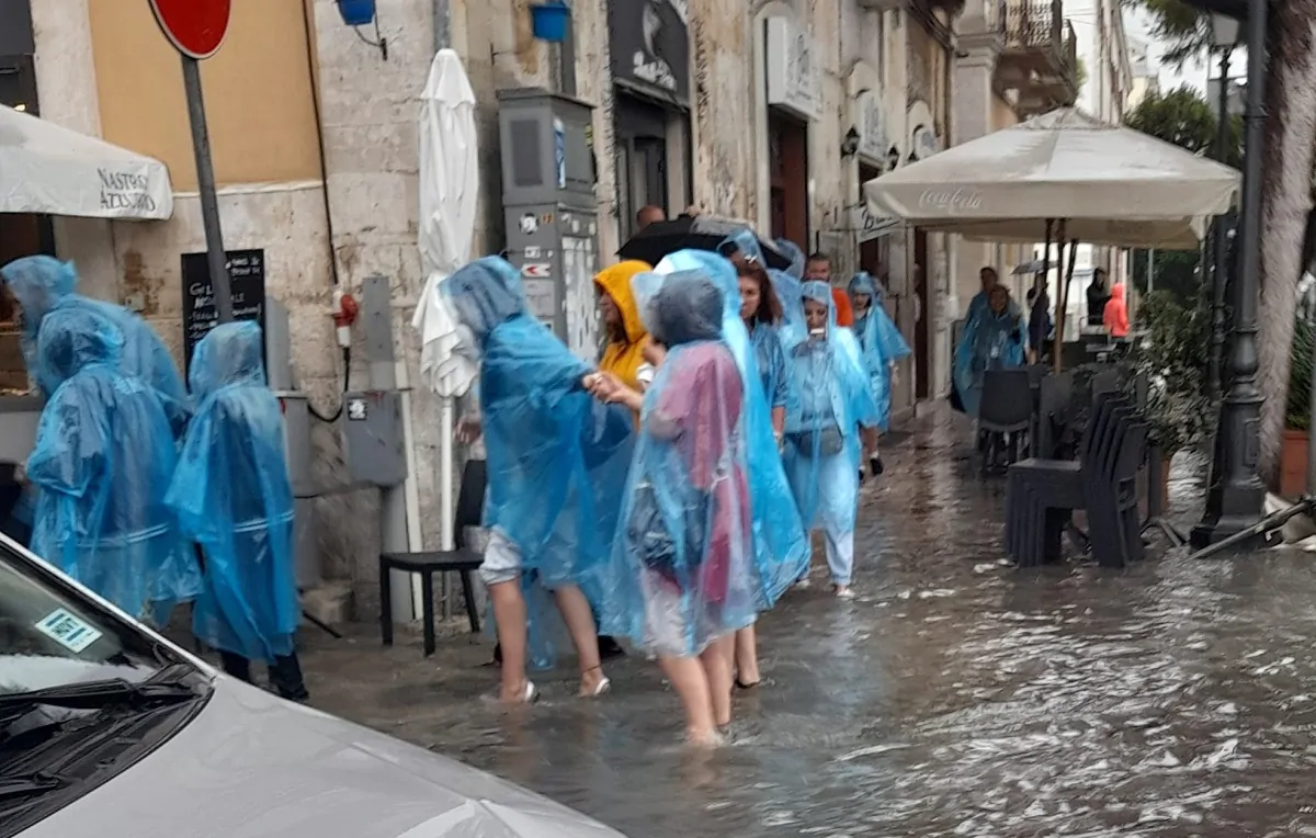 I turisti noncuranti (o quasi) del diluvio su Bari