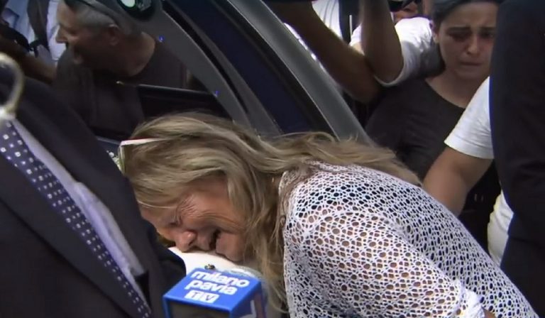 Nonna in lacrime al funerale della piccola Diana Pifferi