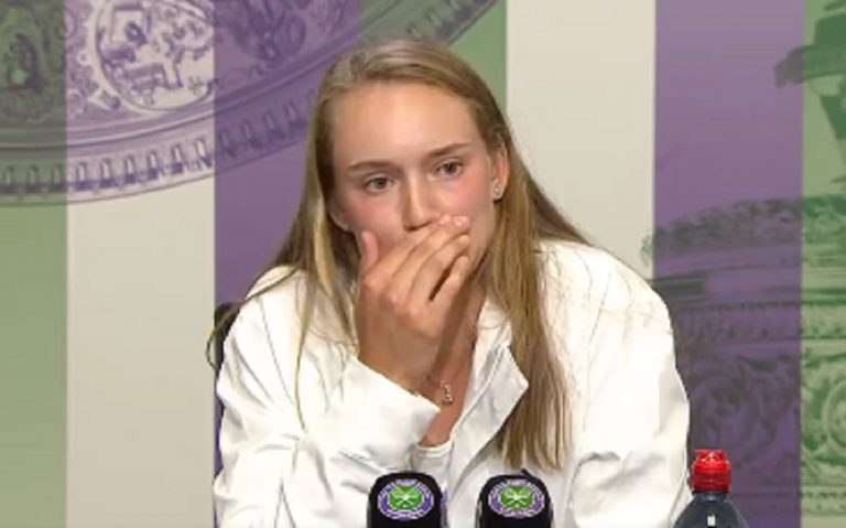 Elena Rybakyna commossa ed imbarazzata