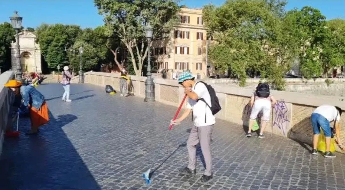 Giapponesi puliscono Ponte Sisto a Roma