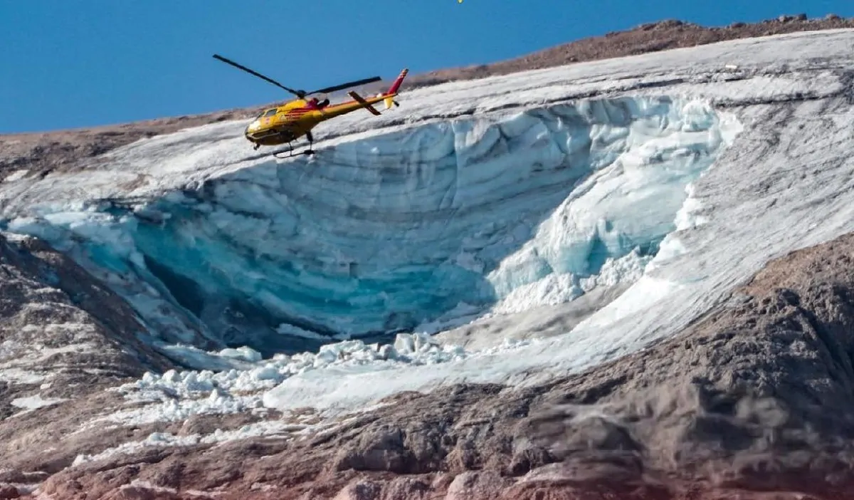 Un elicottero in sorvolo sul cratere lasciato dal seracco