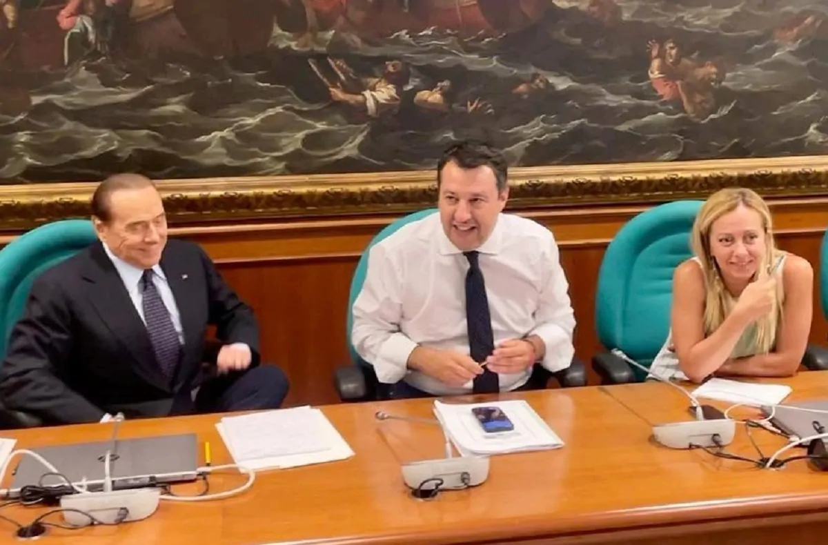 Giorgia Meloni con Matteo Salvini e Silvio Berlusconi a Montecitorio