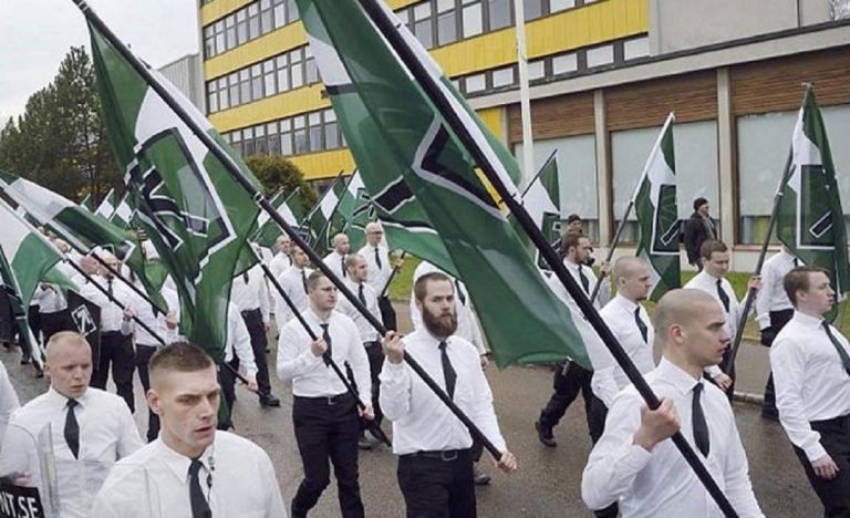 Una parata del Nordic Resistance Movement svedese
