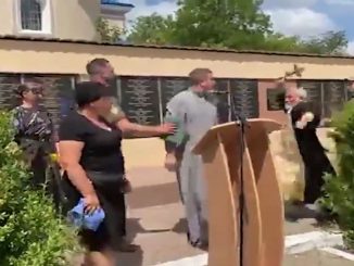 Ucraina, aggressione al funerale di un soldato morto in guerra