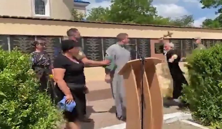 Ucraina, aggressione al funerale di un soldato morto in guerra