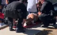 La polizia soccorre uno dei feriti