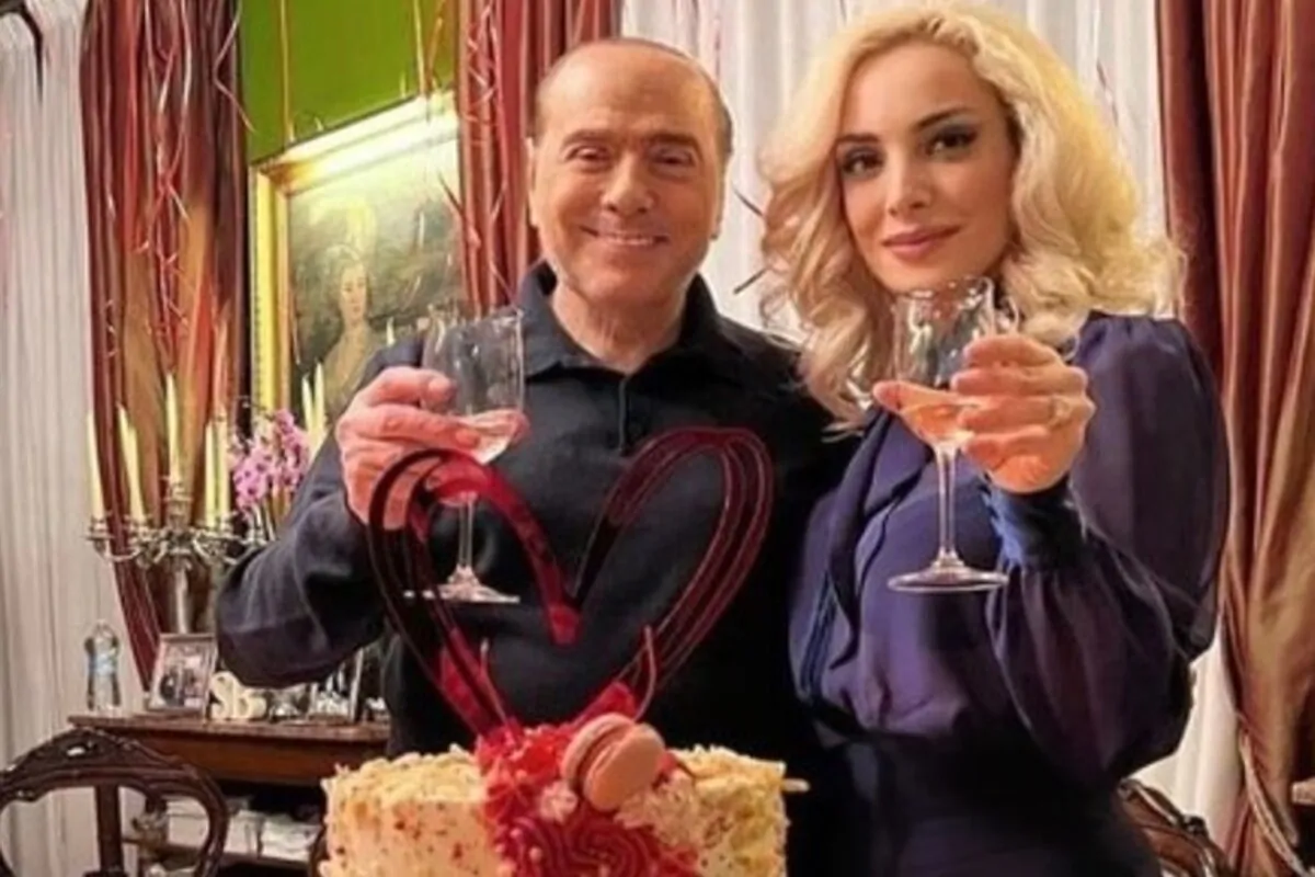 Berlusconi bacia Marta video