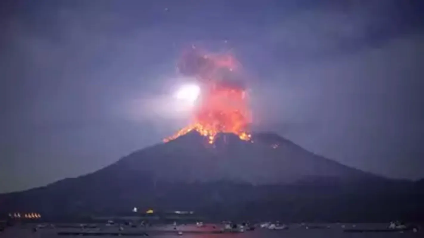 Giappone vulcano sakurajima eruzione