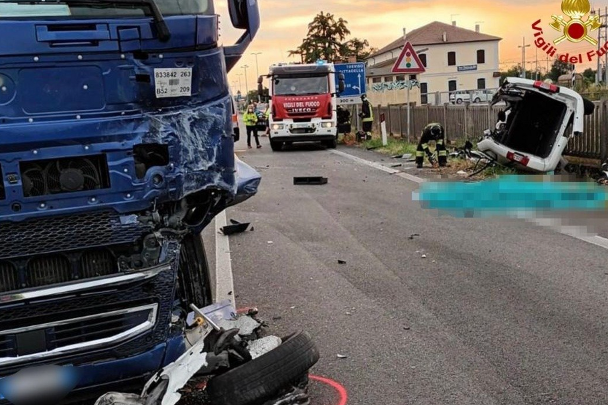 incidente furgone camion
