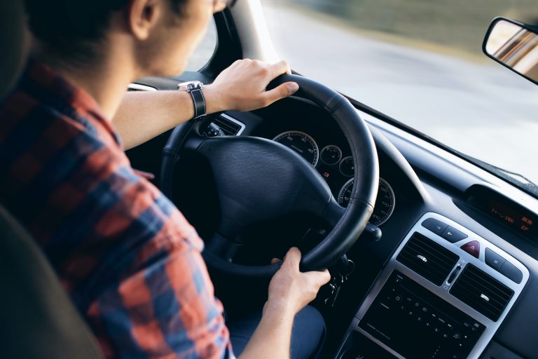 Stretta codice della strada, neopatentati con un solo passeggero
