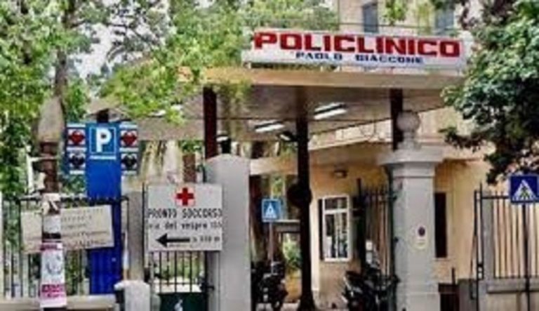 Un ingresso del Policlinico di Palermo