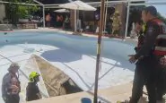 La voragine apertasi sul fondo della piscina in Israele