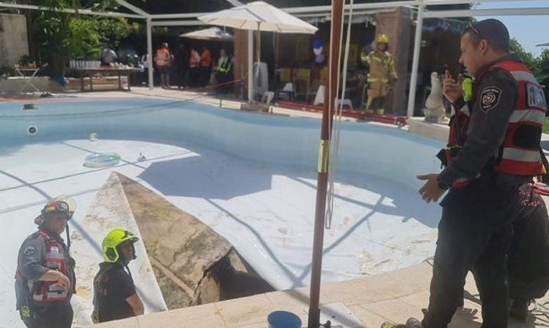 La voragine apertasi sul fondo della piscina in Israele