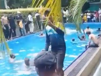 manifestanti nella piscina del presidente sri lanka