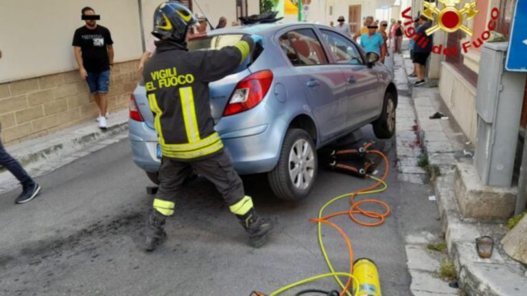 anziano investito incastrato auto