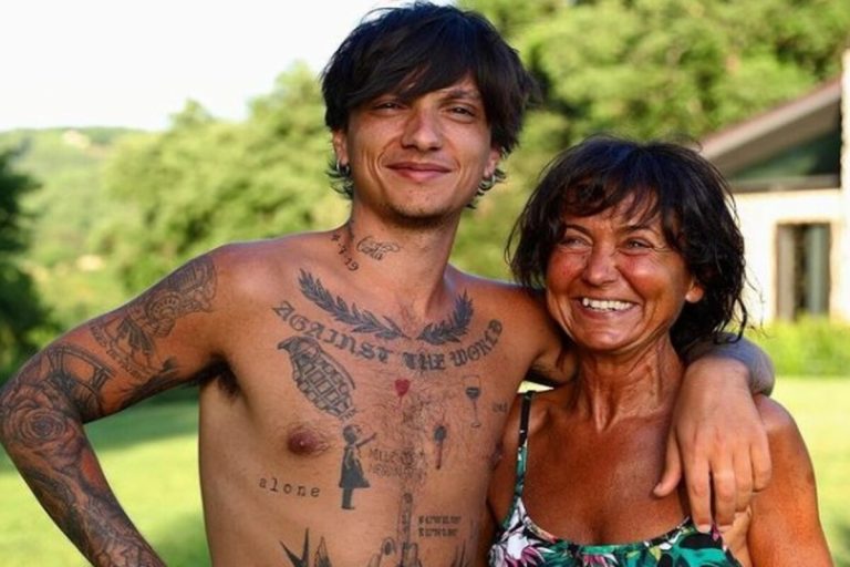 Ultimo fan incontra madre