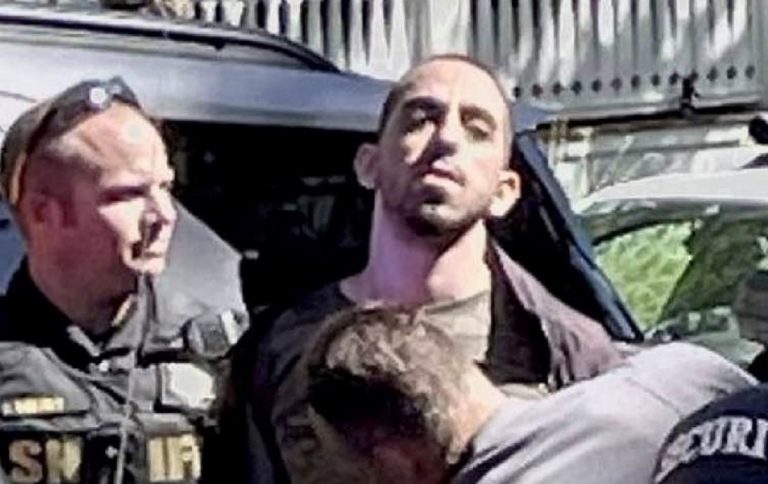 Hadi Matar durante l'arresto