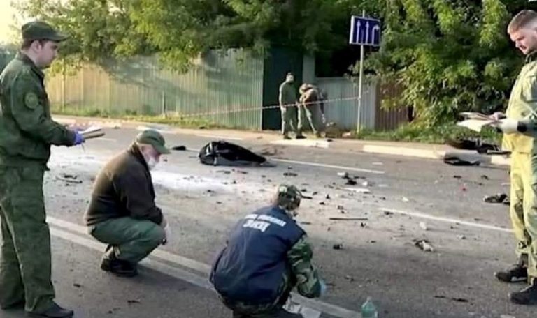 I rilievi della polizia russa sul luogo dell'attentato