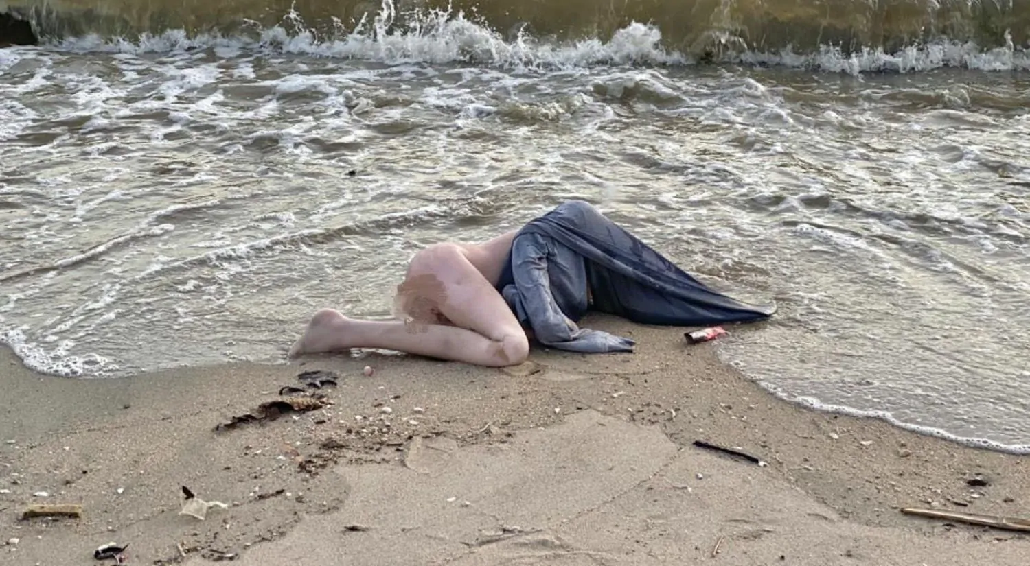 Bambola trovata in spiaggia in Thailandia