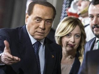 Silvio Berlusconi con Giorgia Meloni e Matteo Salvini
