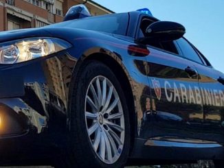Sul caso di presunto suicidio indagano i Carabinieri di Milano
