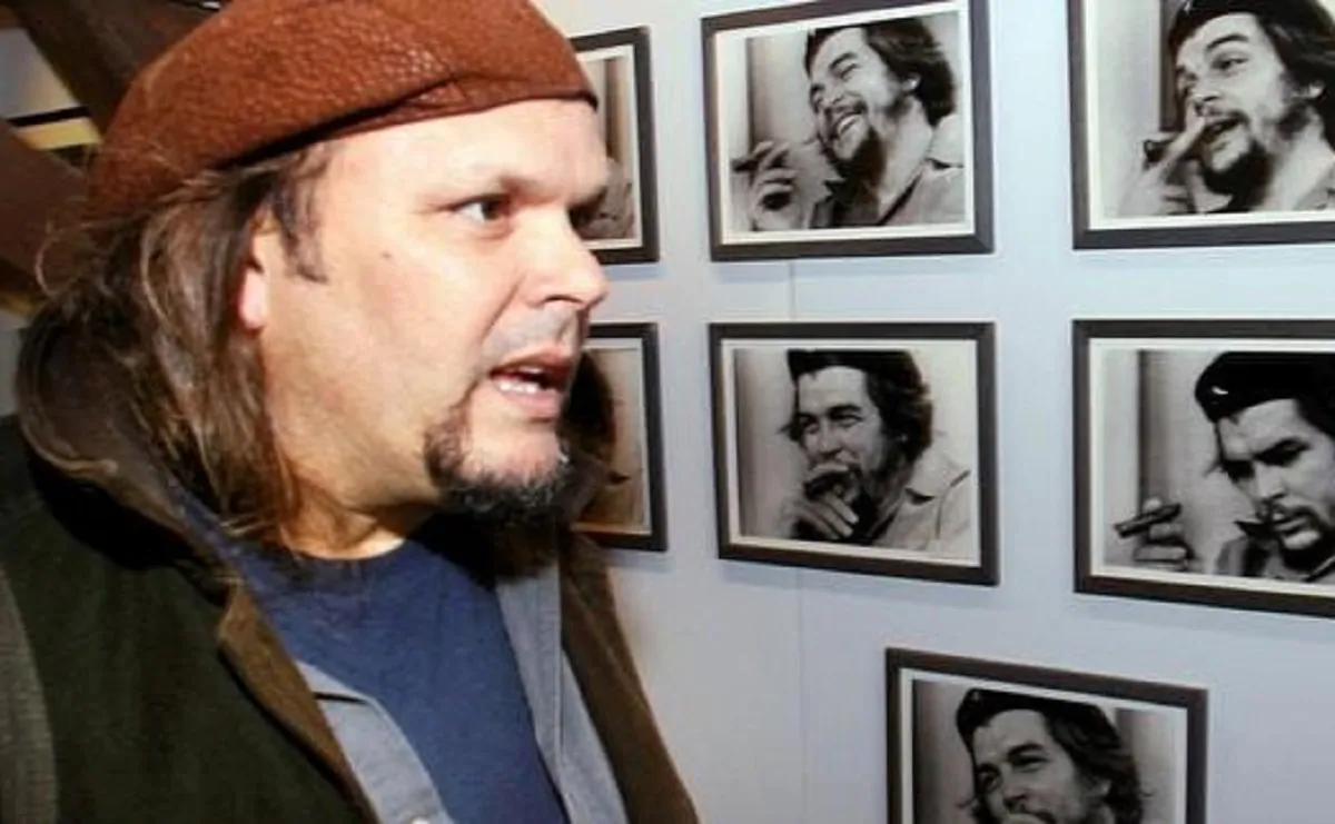Camilo Guevara accanto ad alcune foto del padre