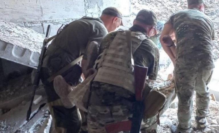 Operativi del Wagner soccorrono un ferito commilitone