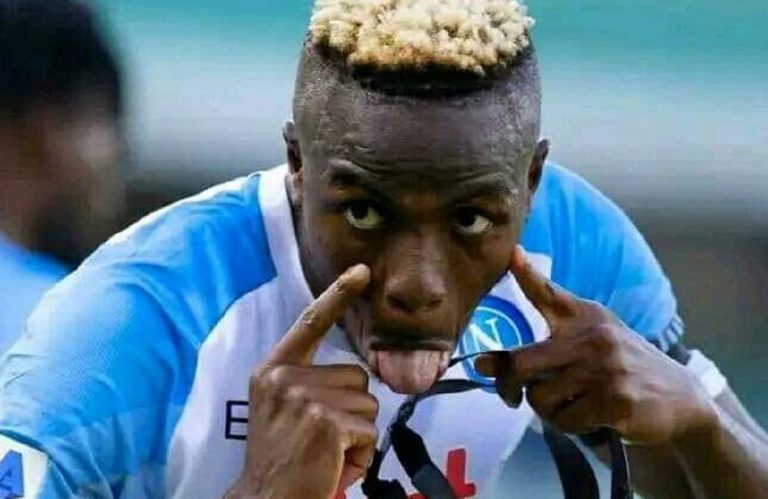 Victor Osimhen esulta dopo il gol