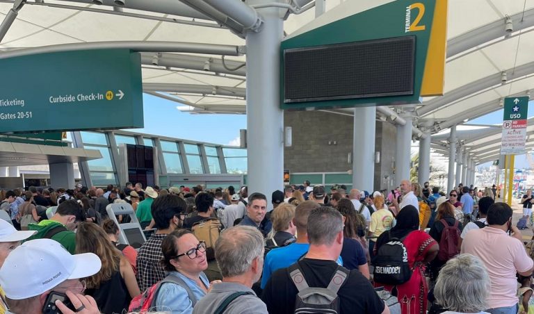 I passeggeri di San Diego evacuati dal Terminal 2