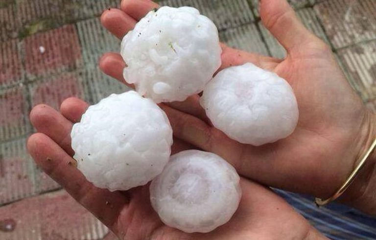 Alcuni dei "chicchi" di grandine caduti in Spagna