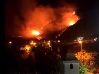 Le fiamme notturne sul monte Epomeo
