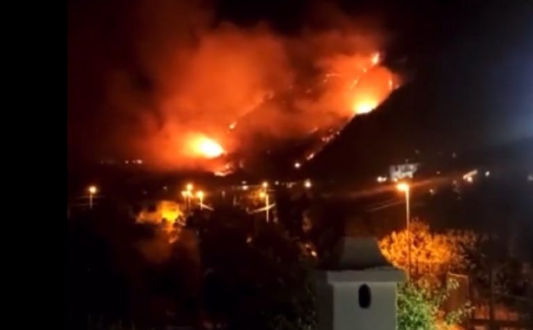 Le fiamme notturne sul monte Epomeo