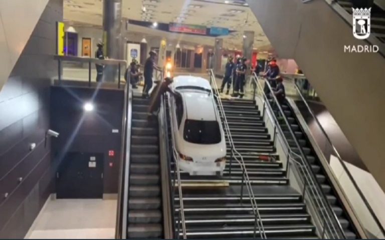 Madrid auto incastrata metro