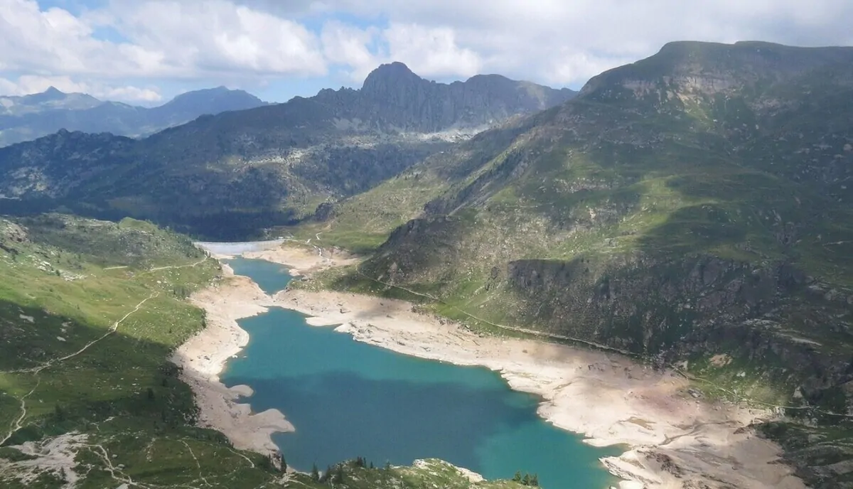 Siccità, i Laghi Gemelli sono divisi: non accadeva da 20 anni