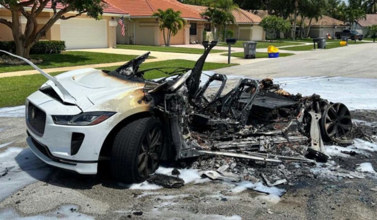 Jaguar elettrica prende fuoco
