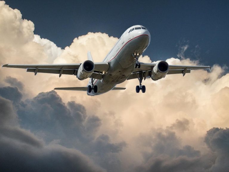 Uomo ubriaco portellone aereo