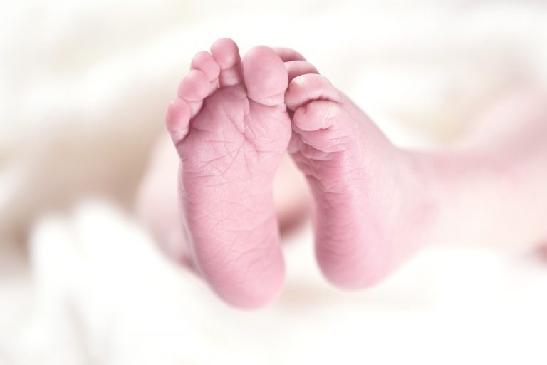 La madre della neonata abbandonata sarebbe