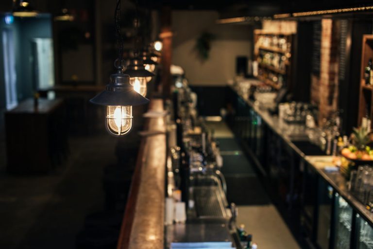 Non chiude la porta del bar, clienti prendono delle birre lasciando un biglietto e saldando il conto