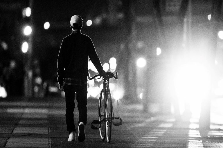 Professore di liceo di giorno, rider di notte: "Volevo fare l'atleta, ora pedalo per campare"