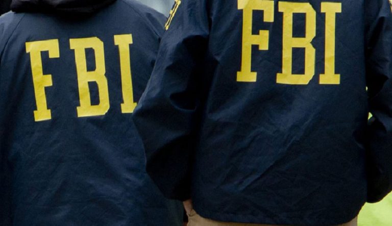uomo armato fbi
