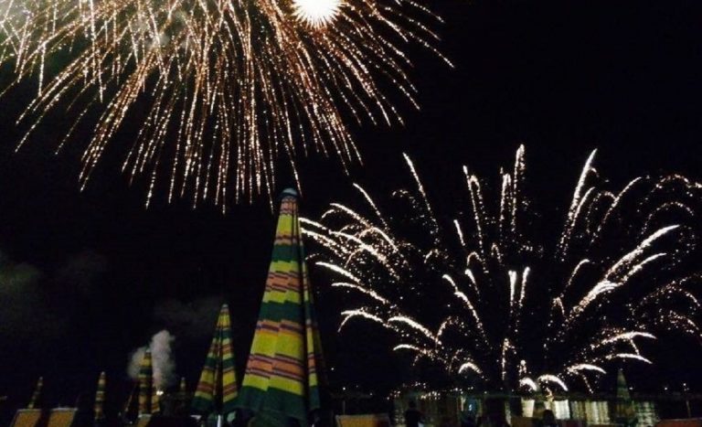 A Porto San Giorgio incendio dopo i fuochi d'artificio