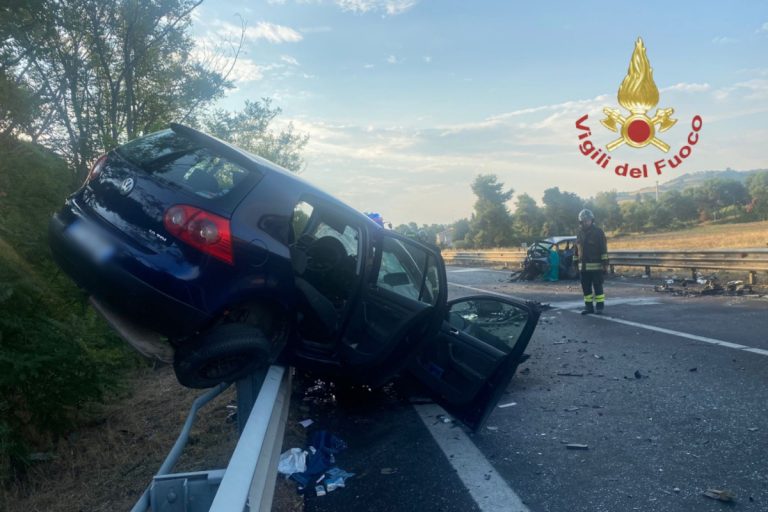scontro frontale due auto