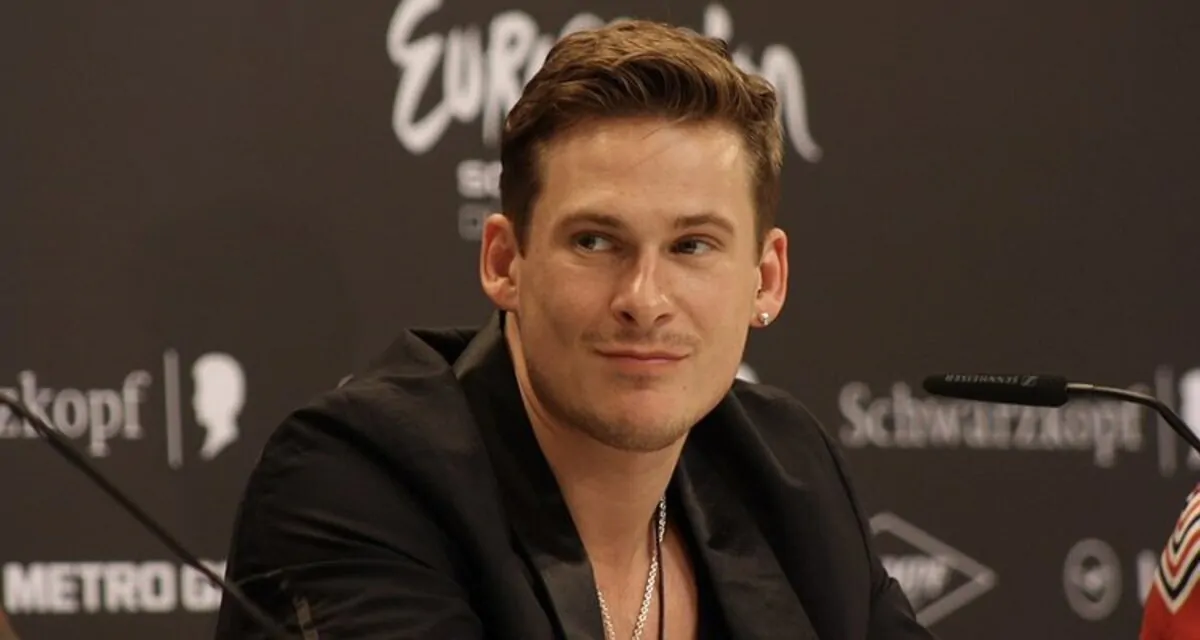 Lee Ryan dei Blue è stato arrestato, fuori controllo su un volo quando gli hanno rifiutato l’alcol